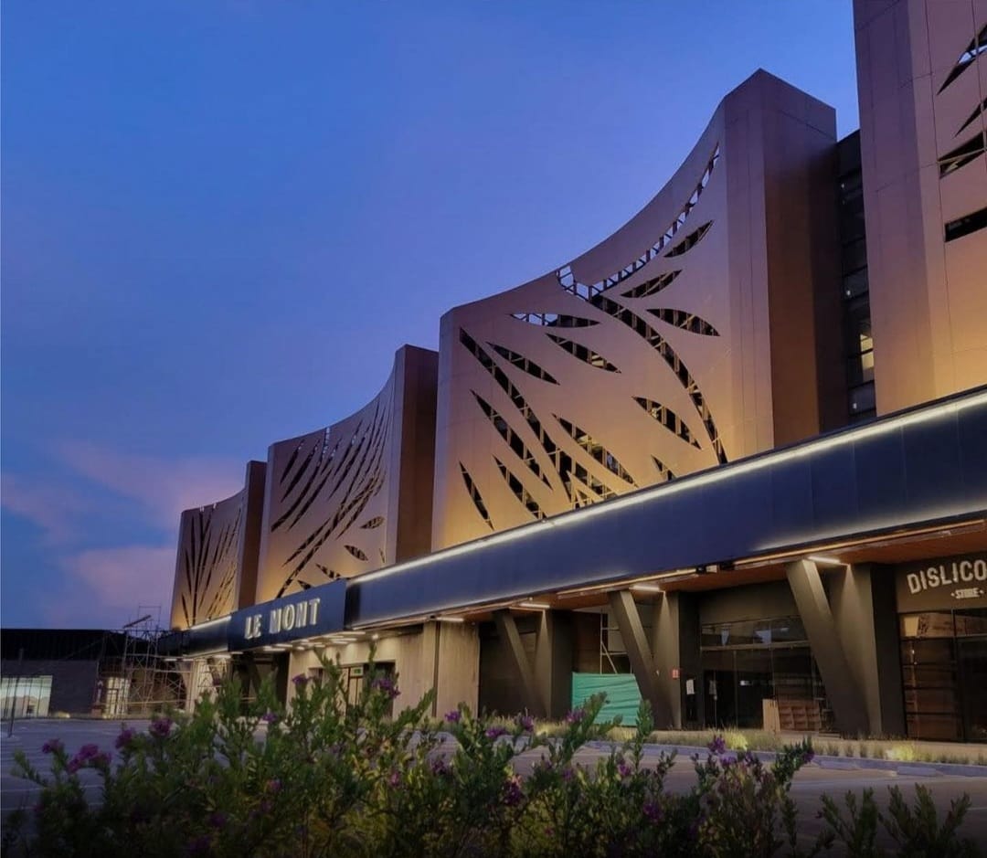 Exterior del proyecto LeMont Comercio al atardecer